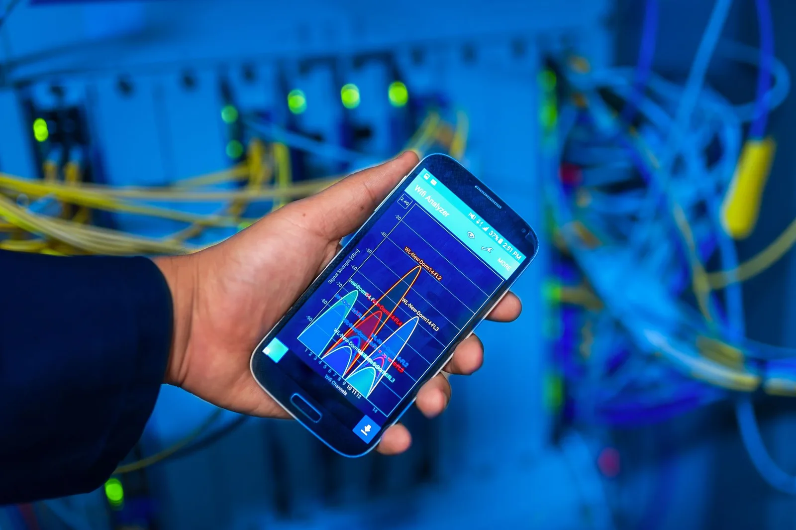Personne travaillant sur un Wi-Fi public avec protection VPN