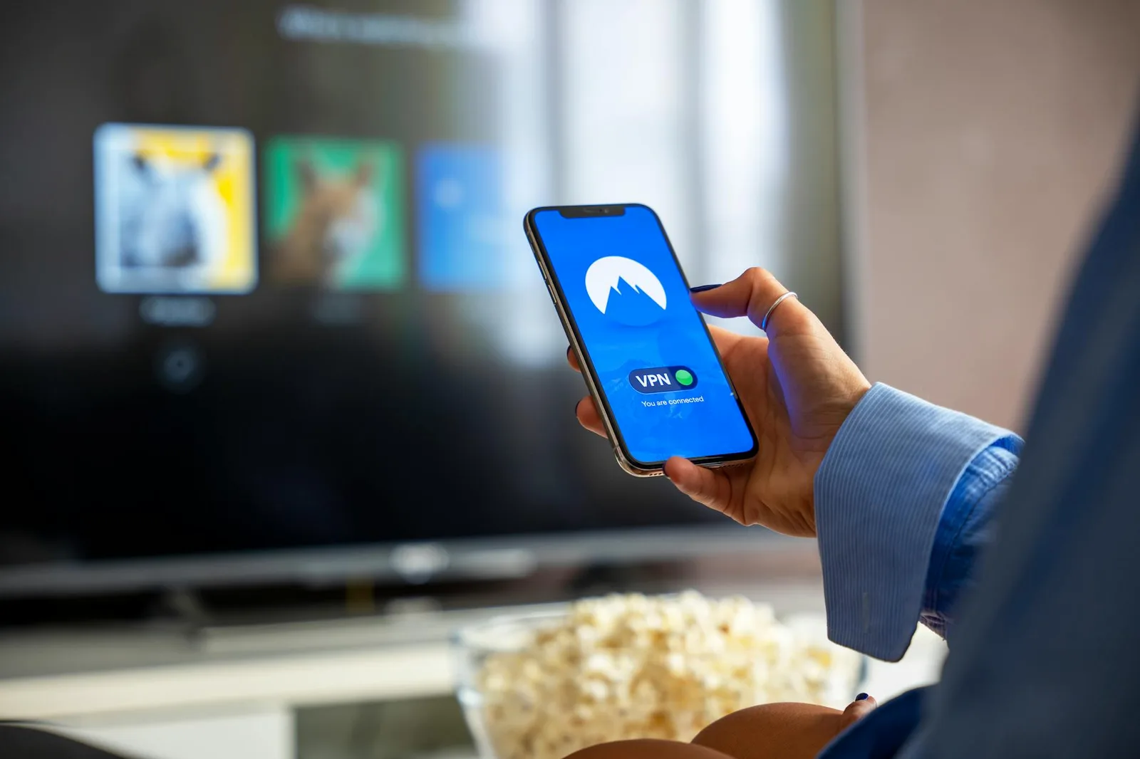 Personne utilisant un ordinateur avec connexion VPN sécurisée