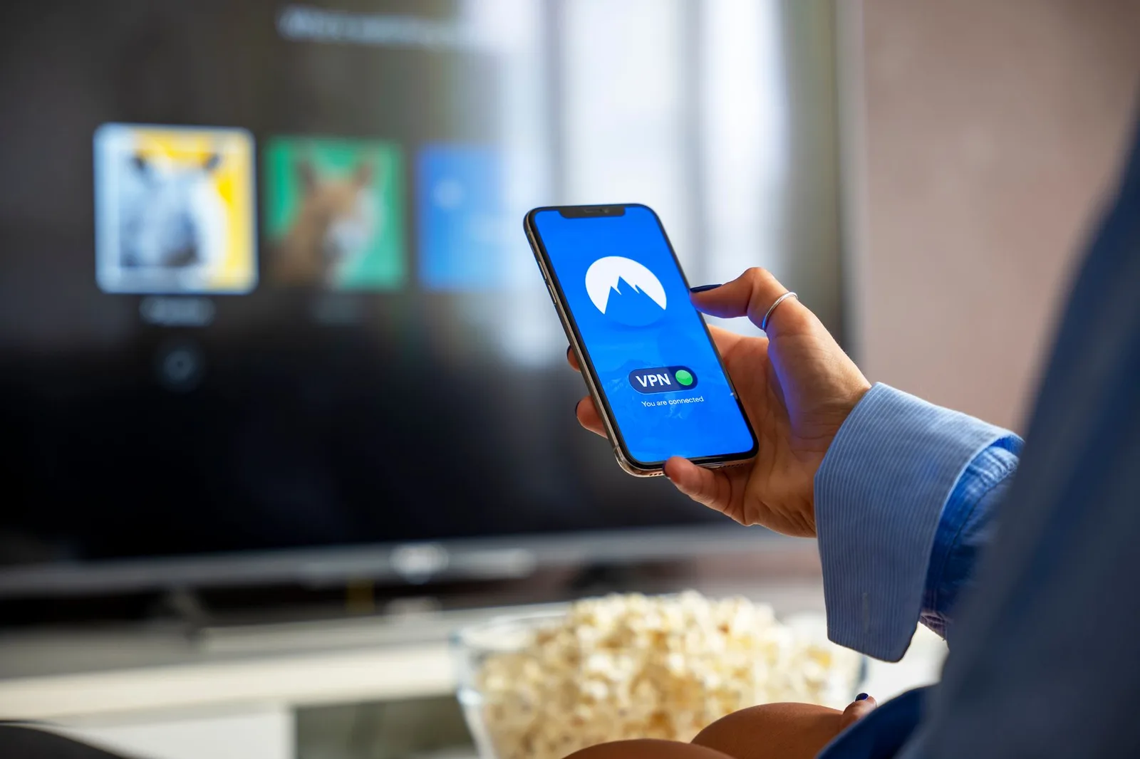 Smartphone connecté à un réseau Wi-Fi avec icône de sécurité